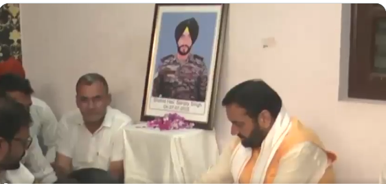 मुख्यमंत्री नायब सिंह सैनी ने शहीद हवलदार संजय सिंह सैनी को दी श्रद्धांजलि, परिवार को दिलाया हरसंभव सहायता का भरोसा